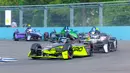 Pembalap tim Kiro Racing, Dan Ticktum (kiri) memimpin balapan saat ajang Jakarta E-Prix 2025 yang berlangsung di Jakarta International ePrix Circuit, Ancol, Sabtu (21/6/2025). (Bola.com/M Iqbal Ichsan)