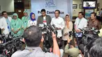 Presiden Joko Widodo (Jokowi) bersama Bobby Nasution melakukan jumpa pers kelahiran Kahiyang Ayu di RS YPK Menteng, Jakarta Pusat, Rabu (1/8). Kahiyang Ayu telah melahirkan bayi perempuan secara caesar. (Liputan6.com/Pool/Kris - Biro Pers Setpres)