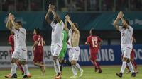 Para pemain Palestina menyapa suporter usai mengalahkan Laos pada laga Grup A Asian Games di Stadion Patriot, Jawa Barat, Minggu (12/8/2018). Palestina menang 2-1 atas Laos. (Bola.com/Vitalis Yogi Trisna)