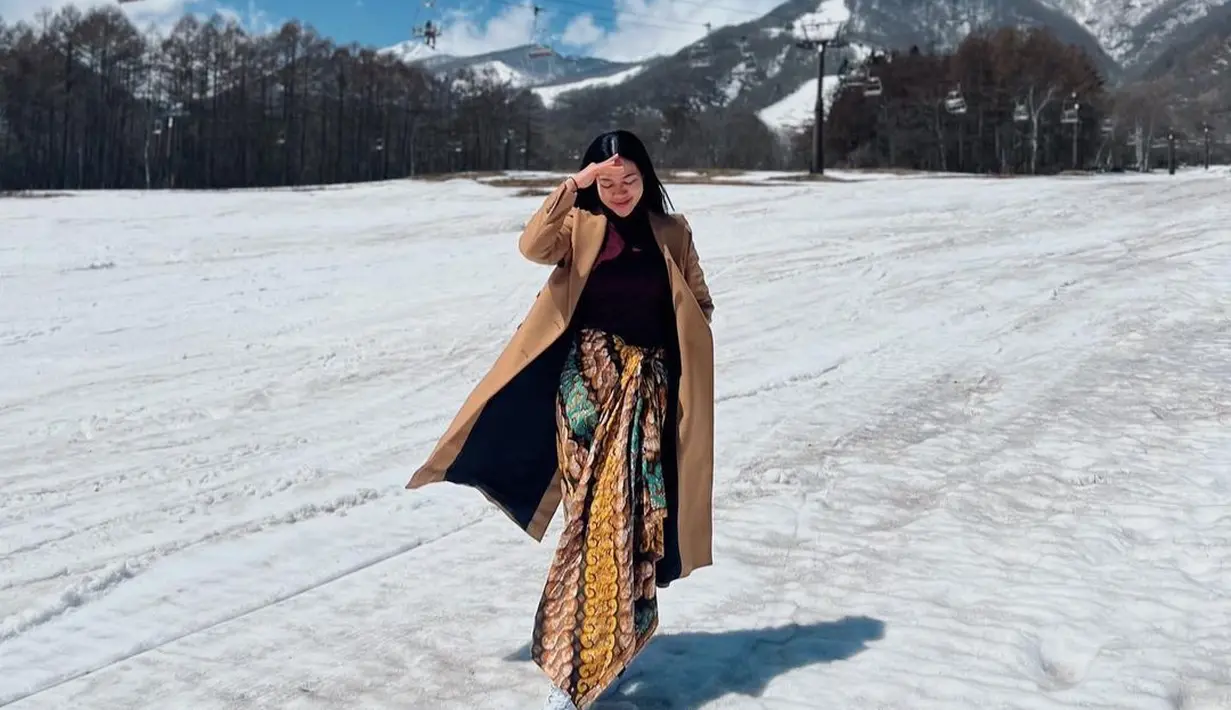 Yura Yunita baru saja mengunggah potret liburannya di Jepang. Yang menarik adalah ia memilih mengenakan kain batik sambil berpose di hamparan salju. Kain batik yang colorful dijadikannya sebagai rok panjang, pas dengan outfitnya yang lain secara keseluruhan. Foto: Instagram.