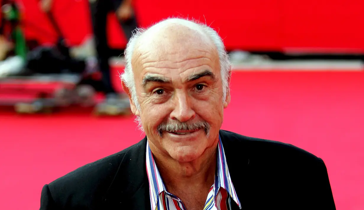 <p>Aktor asal Skotlandia, Sean Connery, pernah berperan sebagai agen rahasia Inggris, 007 James Bond dalam tujuh film Bond dalam rentang waktu 1962 sampai 1983. Tahun ini usianya telah menginjak 85 tahun. (Bintang/EPA)</p>