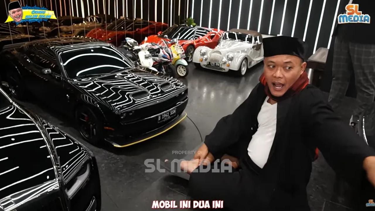 Mobil berikutnya yakni mobil Dodge Challenger SRT Hellcat Redeye Widebody. Mobil ini dikenal setelah dipakai Dominic Toretto di film 'Fast Furious'. Raffi Ahmad menyebut jika harga mobil ini sekitar Rp5,5 miliar.<br>