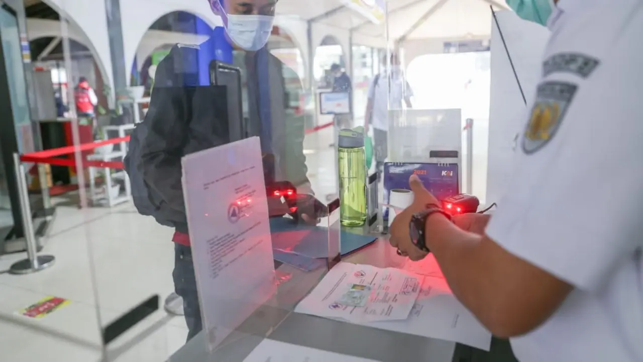 Pembelian tiket perjalanan Kereta Api harus menyertakan Nomor Identitas Kependudukan (NIK) mulai 26 Oktober 2021. (Dok KAI)