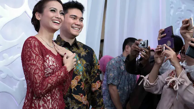 Acha Septriasa dan Vicky Kharisma menggelar acara lamaran pada Minggu (4/11/2016) siang. (Deki Prayoga/Bintang.com) 