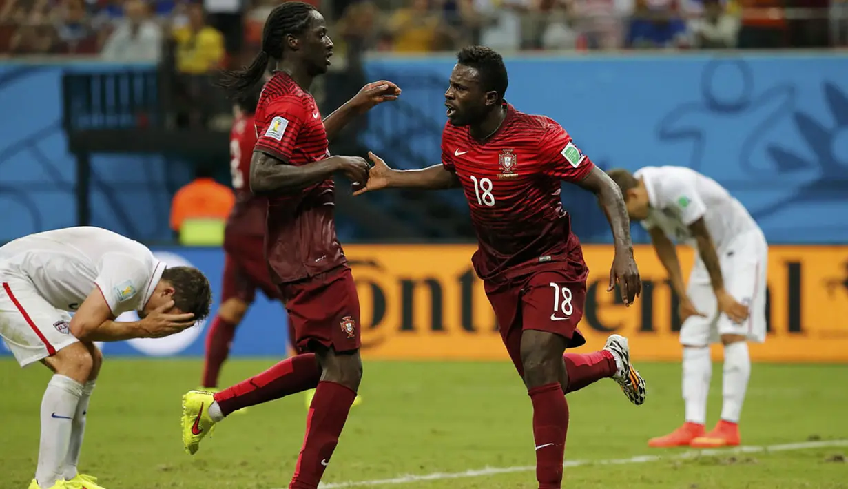 Selebrasi gelandang Portugal, Silvestre Varela (18) usai mencetak gol ke gawang AS dan memaksa laga penyisihan Piala Dunia 2014 Grup G di Stadion Amazonia, Manaus, Brasil, (23/6/2014), berakhir imbang 2-2. (REUTERS/Jorge Silva)  