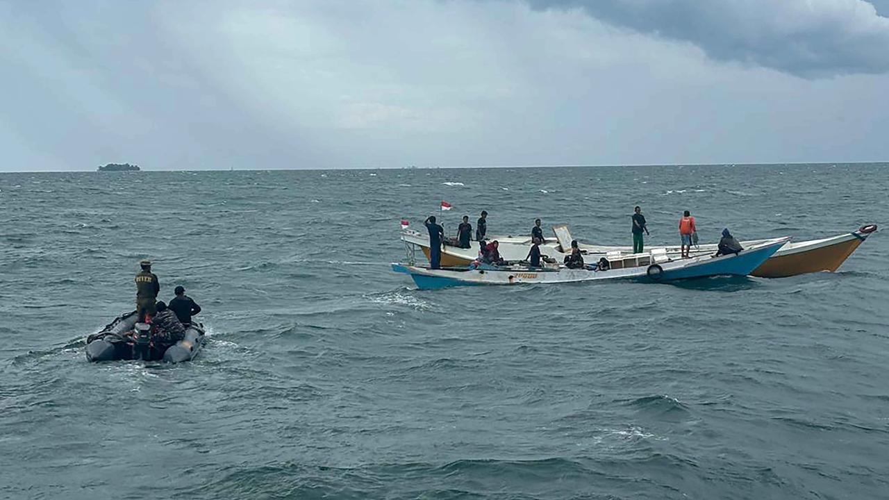 FOTO: KRI Hiu-634 Evakuasi Lima Penumpang KM Jolor yang Mati Mesin di Perairan Makassar