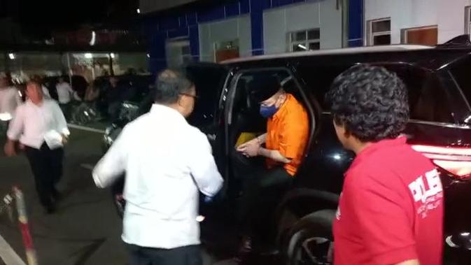 Penampakan mantan Kapolda Sumbar Irjen Teddy Minahasa memakai baju tahanan berwarna oranye dengan tangan diborgol saat dijebloskan ke Rutan Polda Metro Jaya. (Merdeka.com)