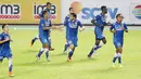Para Pemain Persib Bandung merayakan gol Robertino Pugliara pada laga Torabika SC 2016 di Stadion Gelora Bandung Lautan Api, Sabtu (18/6/2016). (Bola.com/Nicklas Hanoatubun)