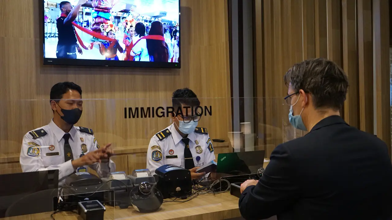 Pengecekan paspor dan visa oleh pihak Imigrasi.