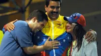 Presiden Venezuela Nicolas Maduro (tengah) bersama anaknya Nicolasito (kiri) dan istrinya (kanan) di sebuah acara di Caracas (AFP/Juan Barreto)