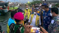 Menteri PUPR Basuki Hadimuljono meninjau lokasi penanganan banjir rob dan tanggul laut yang jebol di Pelabuhan Tanjung Emas. (Dok Kementerian PUPR)
