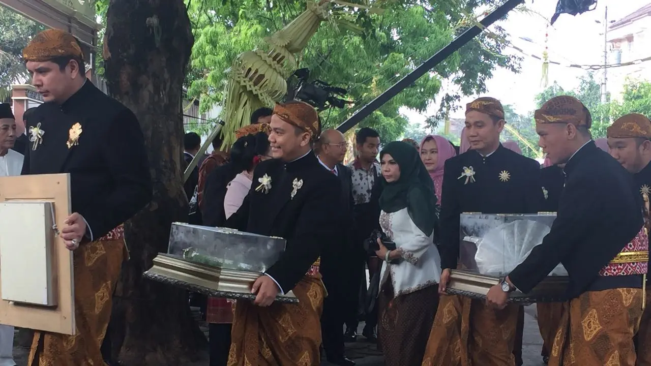 Keluarga Bobby Nasution sudah tiba di gedung Graha Saba Buana, Solo.