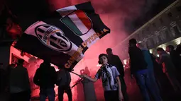Seorang anak merayakan tim kesayangannya Juventus meraih juara Liga Serie A Italia di Turin (13/5). Ini merupakan gelar ketujuh beruntun Juventus. (AFP Photo/Marco Bertorello)