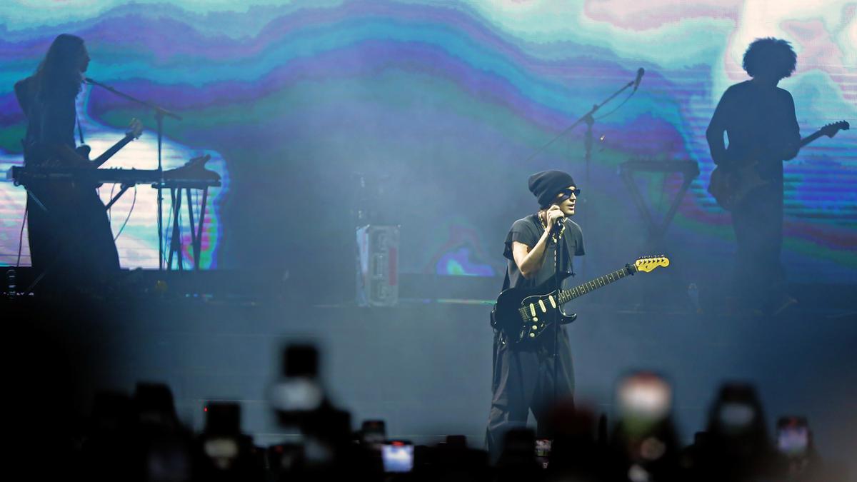Kembali Sapa Indonesia, LANY Sukses Buat Penonton Terkesan di Konser A