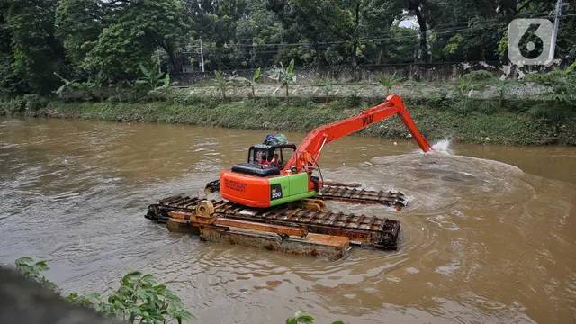 Dinas Lingkungan Hidup Jakarta Keruk Banjir Kanal Barat