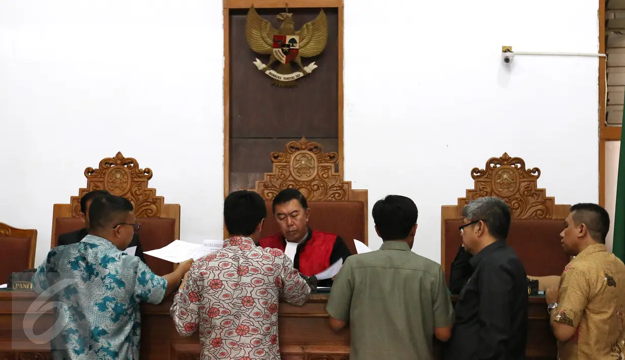Kuasa hukum PT VSI dan Kejagung usai menunjukkan bukti ke hakim di ruang sidang 5 Pengadilan Negeri Jakarta Selatan, Selasa (22/9/2015). PT VSI menyatakan penggeledahan yang dilakukan Kejagung adalah tindakan salah alamat. (Liputan6.com/Herman Zakharia)