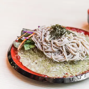 Cold soba juga menawarkan perpaduan rasa yang sederhana, tetapi tetap menggugah selera. (Foto/dok: Freepik/lifeforstock)