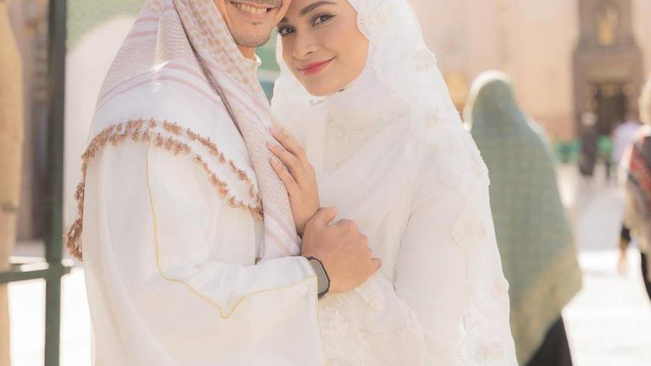8 Potret Post-wedding Zumi Zola dan Putri Zulkifli Hasan, Mesranya Pengantin Baru di Depan Masjid Nabawi