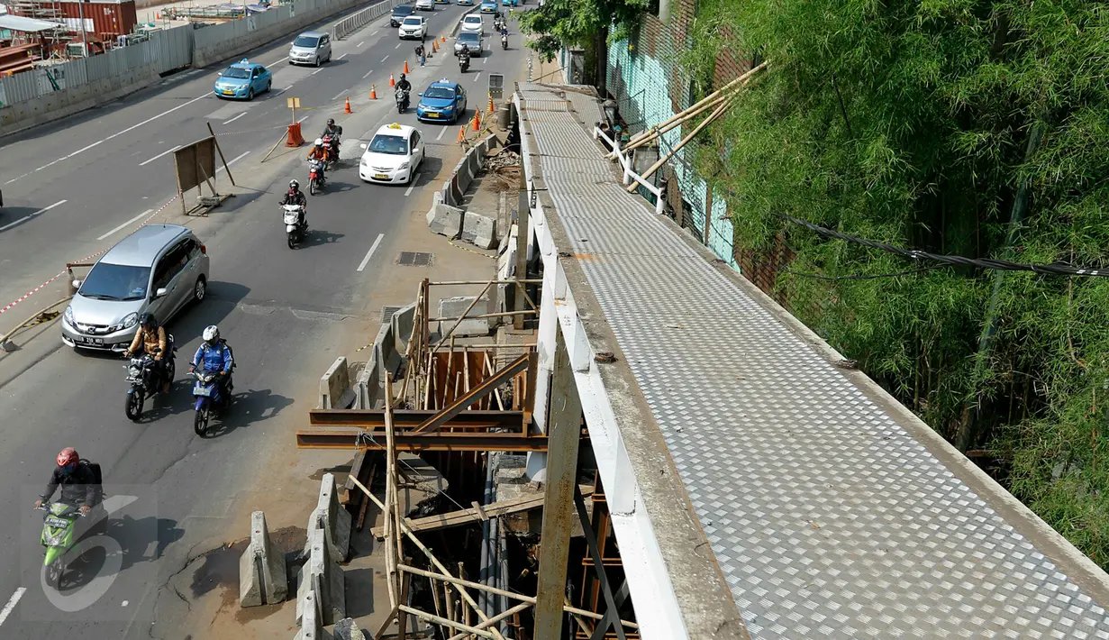 Tampak proyek pembongkaran struktur baja JPO sisi barat Polda Metro Jaya, di Jalan Jenderal Sudirman, Jakarta, Senin (23/11). Akibat pembongkaran, Dishubtrans DKI melakukan pengalihan arus lalu lintas di kawasan tersebut.  (Liputan6.com/Yoppy Renato)