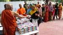Seorang gadis menerima makanan untuk berbuka puasa yang diberikan biksu di kuil Budha di Dhaka, Bangladesh (9/6). (AP Photo / A.M. Ahad)