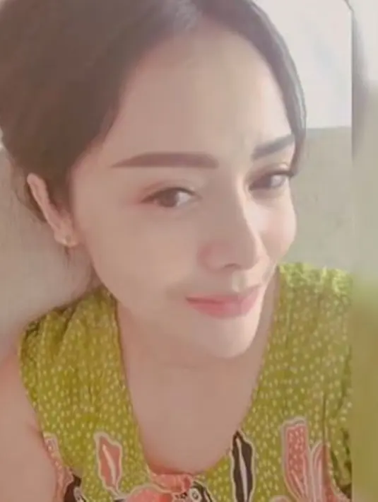 Cantik apa adanya ala Mawar AFI dengan mengenakan daster, meski tak berbalut gaun mewah. Penampilannya yang sederhana pun menuai pujian netizen. Tak sedikit yang memuji kecantikan wanita 37 tahun tersebut. (Liputan6.com/IG/@mysamawar)