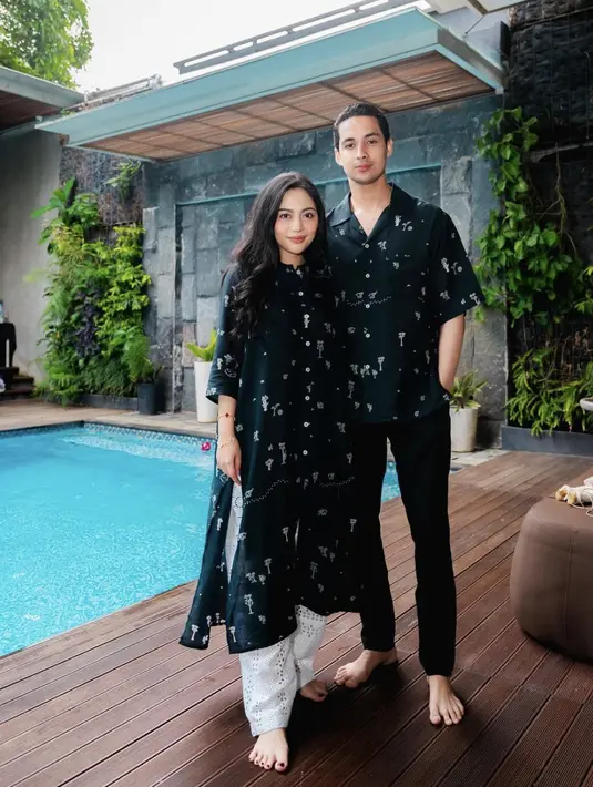 Dengan kebaya kurung batik hitam, nuansa monokrom bisa jadi pilihan yang menjanjikan. Kesan nyaman akan sempurna dipakai di hari Lebaran nanti.  [Foto: Instagram/ RachelVennya]