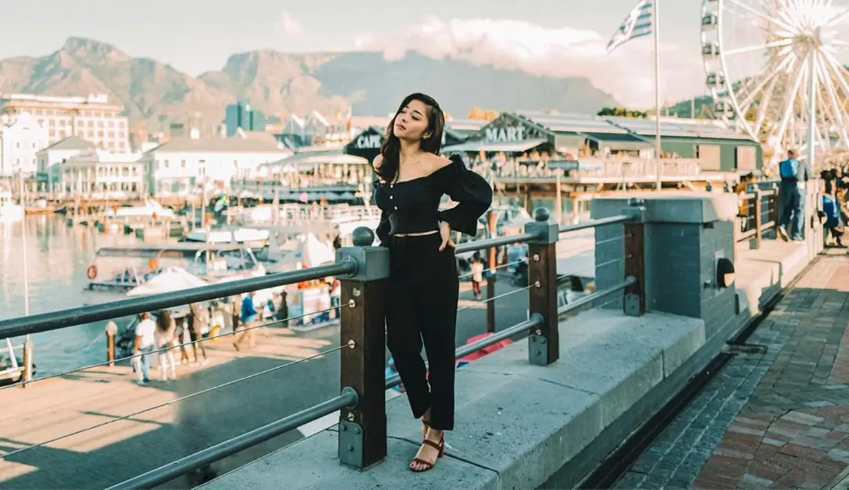 Selain dikenal sebagai aktris, Nikita Willy juga dikenal sebagai pebisnis muda. Gadis kelahiran tahun 1994 ini memulai bisnis kecantikan yang diberi nama Dreamy Skin Care. Keputusannya ini tak mengherankan lantaran ia dikenal sebagai seleb cantik penuh pesona.(Liputan6.com/IG/@nikitawillyofficial94)