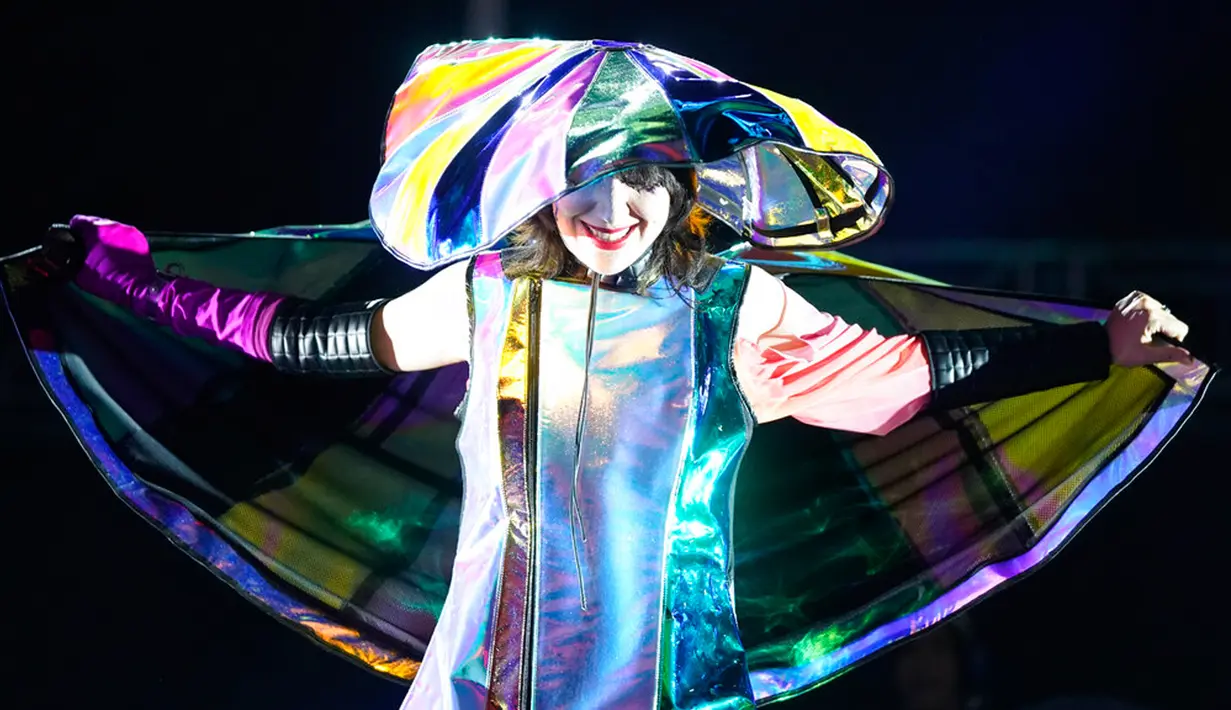 Karen O dari band Yeah Yeah Yeahs tampil pada hari ketiga Riot Fest 2022 di Douglass Park, Chicago, Amerika Serikat, 18 September 2022. (Photo by Rob Grabowski/Invision/AP)