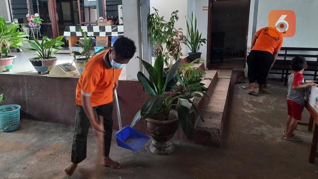 Wabin Lapas Luwuk membersihkan salah satu gereja