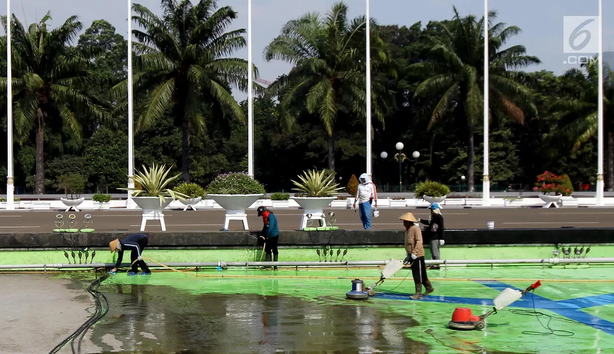 Pekerja membersihkan kolam air mancur di halaman depan Gedung Parlemen MPR/DPR-DPD, Senayan, Jakarta, Sabtu (4/8). Pembersihan kolam ini untuk persiapan menyambut pidato kenegaraan Presiden dalam Sidang Tahunan MPR. (Liputan6.com/Johan Tallo)