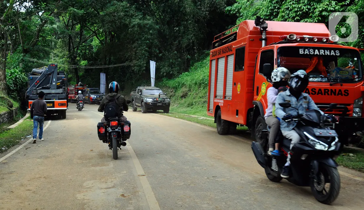 Kendaraan bermotor melintasi ruas jalan Cipanas - Cianjur yang sudah dibuka setelah terjadi longsor akibat gempa bumi di kawasan Cugenang, Cianjur, Jawa Barat, Selasa (22/11/2022). Ruas jalan Cipanas - Cianjur dibuka secara situasional karena di kawasan tersebut masih dilakukan proses evakuasi warga yang masih tertimbun longsor. (merdeka.com/Arie Basuki)