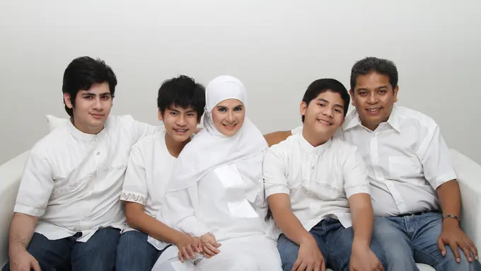 Astrie Ivo dan keluarga