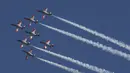 The Patrulla Aguila dari Angkatan Udara Spanyol yang dipamerkan selama pertunjukkan udara "Airpower 16" di Zeltweg, Austria, Jumat (2/9). (AFP Photo/Erwin Scheriau)