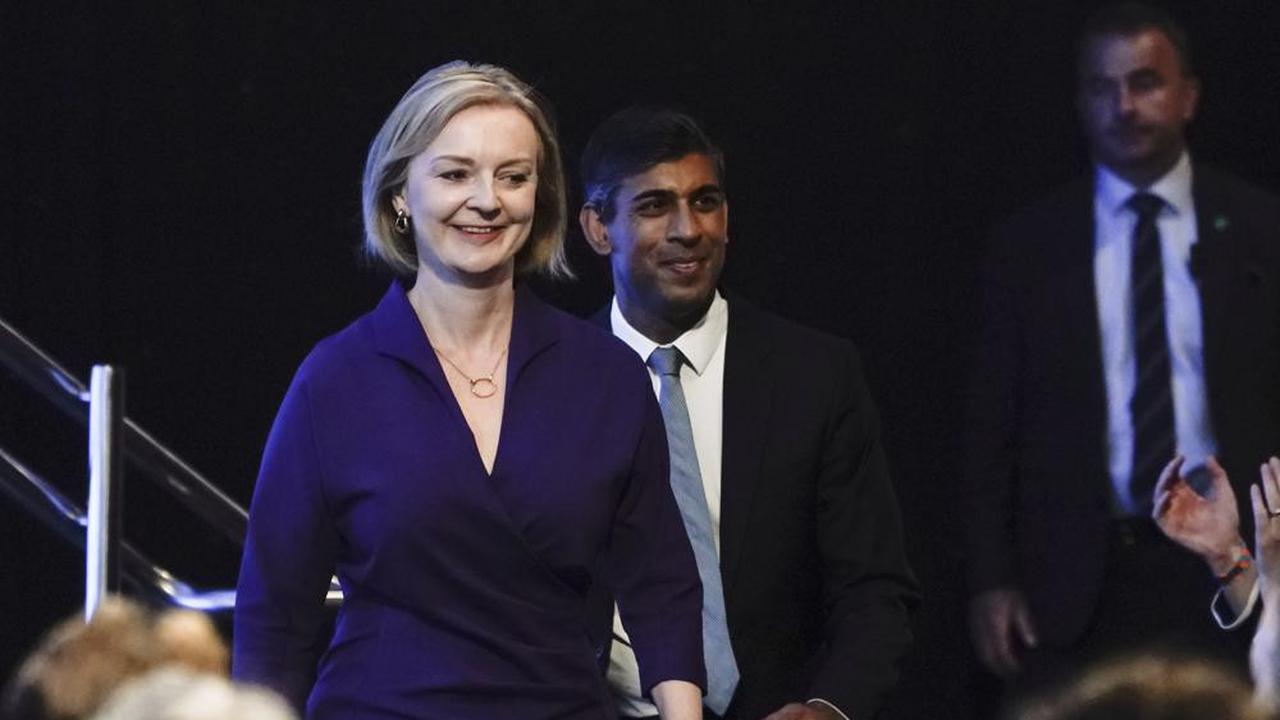 PM Inggris yang baru, Liz Truss berbicara setelah memenangkan kontes kepemimpinan Partai Konservatif di Queen Elizabeth II Center di London, Senin, 5 September 2022. (AP/Frank Augstein)