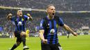 Pemain Inter Milan, Davide Frattesi (kanan) melakukan selebrasi setelah mencetak gol kemenangan ke gawang Hellas Verona pada laga lanjutan Liga Italia 2023/2024 di Giuseppe-Meazza Stadium, Milan, Italia, Sabtu (07/01/2023) dini hari WIB. (AP Photo/Antonio Calanni)