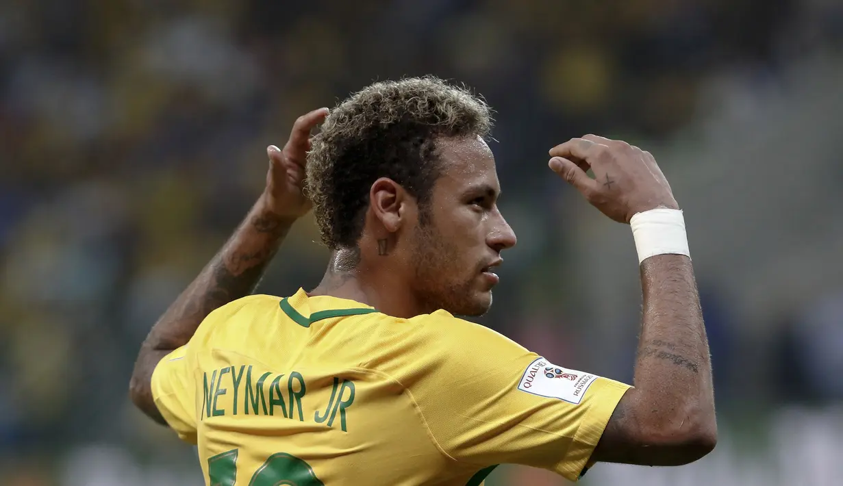 Bintang Brasil, Neymar mengemas enam gol hingga laga terakhir kualifikasi Piala Dunia 2018. Brasil pun kukuh di puncak klasemen zona CONMEBOL dan bersiap menuju Rusia. (AFP/Miguel Schinariol)