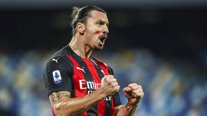 Pemain AC Milan Zlatan Ibrahimovic melakukan selebrasi usai mencetak gol ke gawang Napoli pada pertandingan Serie A di Stadion San Paolo, Naples, Italia, Minggu (22/11/2020). Dua gol Ibrahimovic membawa AC Milan menaklukkan Napoli dengan skor 3-1. (Alessandro Garofalo/LaPresse via AP)