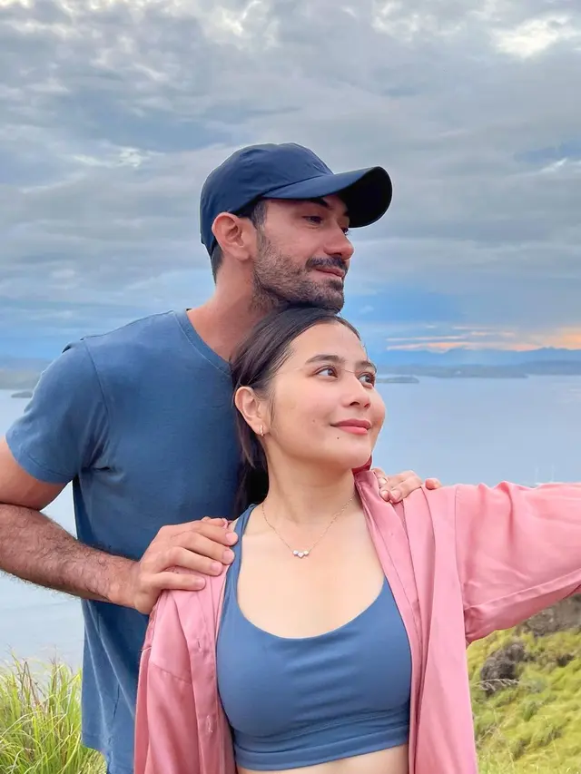 Potret Body Goals Prilly Latuconsina Saat Liburan ke Labuan Bajo dengan Outfit Sporty