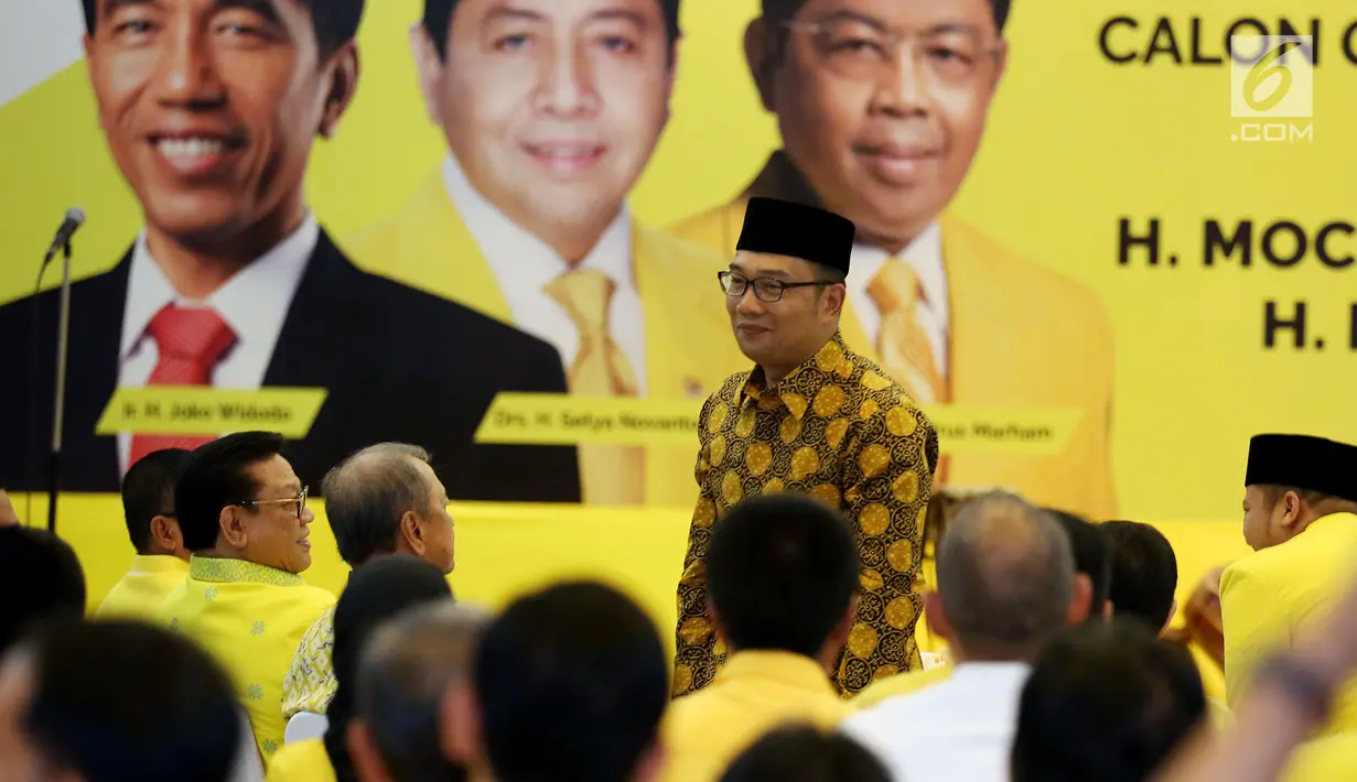 Wali Kota Bandung Ridwan Kamil saat konferensi pers mengenai pengumuman calon Gubernur dan Wakil Gubernur Jawa Barat di kantor DPP Golkar, Kamis (9/11). Golkar resmi mengusung Ridwan Kamil dan Daniel Muttaqien di Pilgub Jabar. (Liputan6.com/Johan Tallo)