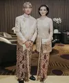 Selvi dan Giran tampil kompak dengan beskap dan kebaya bernuansa nude. Kebaya Selvi memiliki potongan sederhana namun menampilkan keanggunan yang nyata. [Foto: Instagram/ Selvi_Ananda]