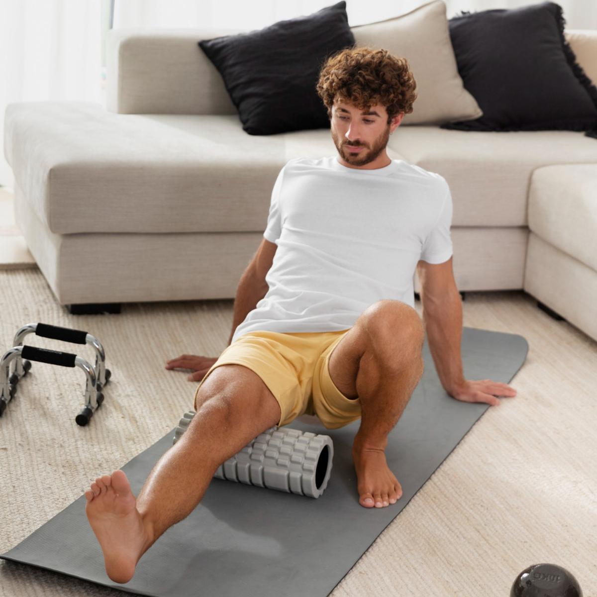 Ilustrasi Menggunakan Foam Roller (©Freepik)