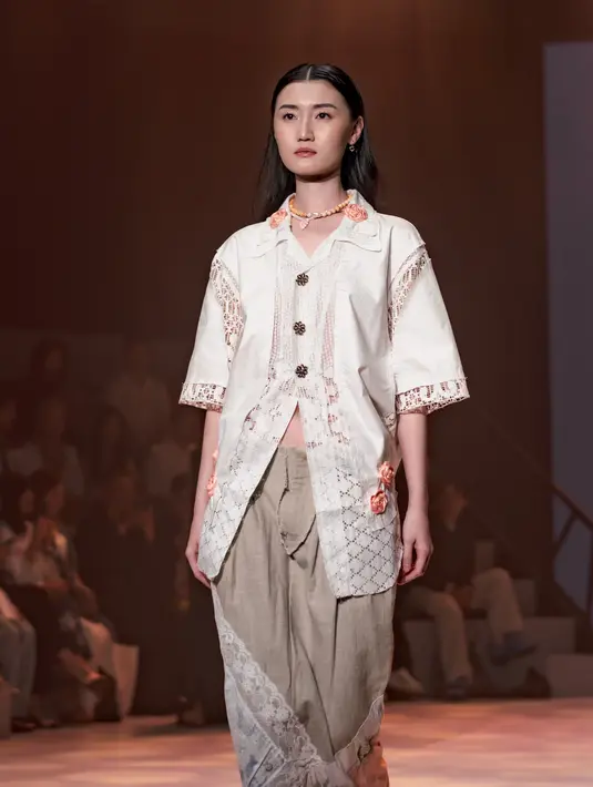 Dibuat oleh desainer visioner Deniel Richard dan Andika Wiradiputra, koleksi ini mengajak untuk mengingat pedihnya setiap tahun saat muncul pemahaman yang lebih mendalam tentang nuansa kehidupan. [Foto: Document/Plaza Indonesia]