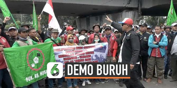 VIDEO: Ribuan Buruh Mulai Geruduk Gedung DPR