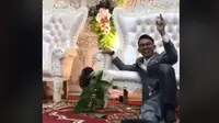 Seorang pengantin menerima kado anak kambing saat pernikahannya (dok.TikTok/@dhilaahfds/https://www.tiktok.com/@dhilaahfds/video/6996524484391947547?is_from_webapp=v1/Komarudin)