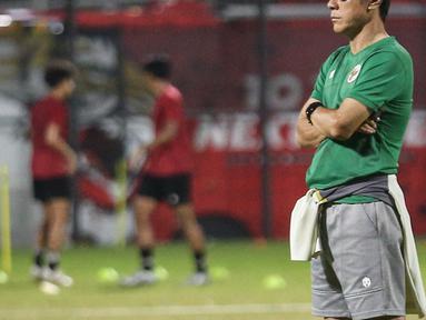 Pelatih Timnas Indonesia, Shin Tae-yong memimpin latihan menjelang laga FIFA Matchday melawan Burundi di lapangan latih 2, Jakarta International Stadium (JIS), Jakarta, Kamis (23/03/2023). Pada waktu yang bersamaan, Persija Jakarta juga menggelar latihan di lapangan latih 1 JIS. (Bola.com/Bagaskara Lazuardi)