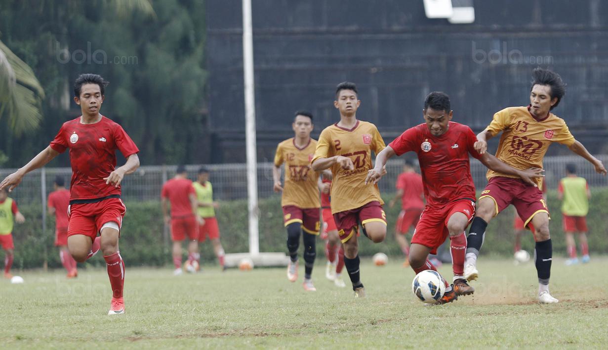 Gelandang Persija, Ramdani Lestaluhu, berusaha melewati pemain Persika Karawang pada laga uji coba di Stadion Soemantri Brodjonegoro, Kuningan, Jakarta, Sabtu (30/12/2017). Persija menang 3-1 atas Persika. (Bola.com/M Iqbal Ichsan)
