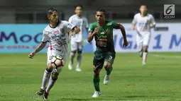 Pemain depan Bali United, Irfan Bachdim (kiri) berebut bola dengan gelandang PS TNI Abduh Lestaluhu dilanjutan Liga 1 Indonesia di Stadion Pakansari, Kab Bogor, Senin (10/7). Laga dimenangkan Bali United dengan skor 4-3. (Liputan6.com/Helmi Fithriansyah)