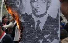 FOTO: Tolak Putusan MK Terkait Batas Usia Cawapres, Massa BEM se-Indonesia Bakar Poster Bergambar Wajah Setengah Jokowi-Soeharto