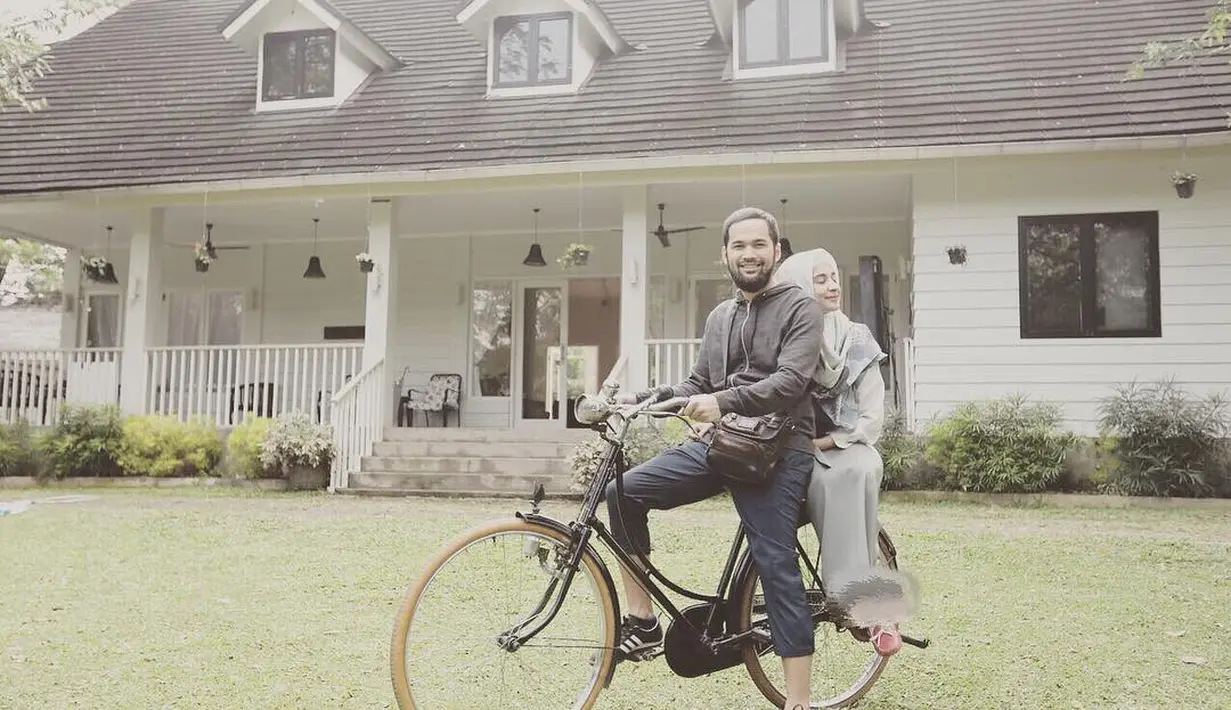 Foto yang lima jam setelah diunggah itu telah mendapatkan puluhan ribu likes. Beragam reaksi juga membanjiri kolom komentar. Tidak sedikit yang baper melihat pasangan yang sering terlihat roomantis itu. (Instagram/teukuwisnu)