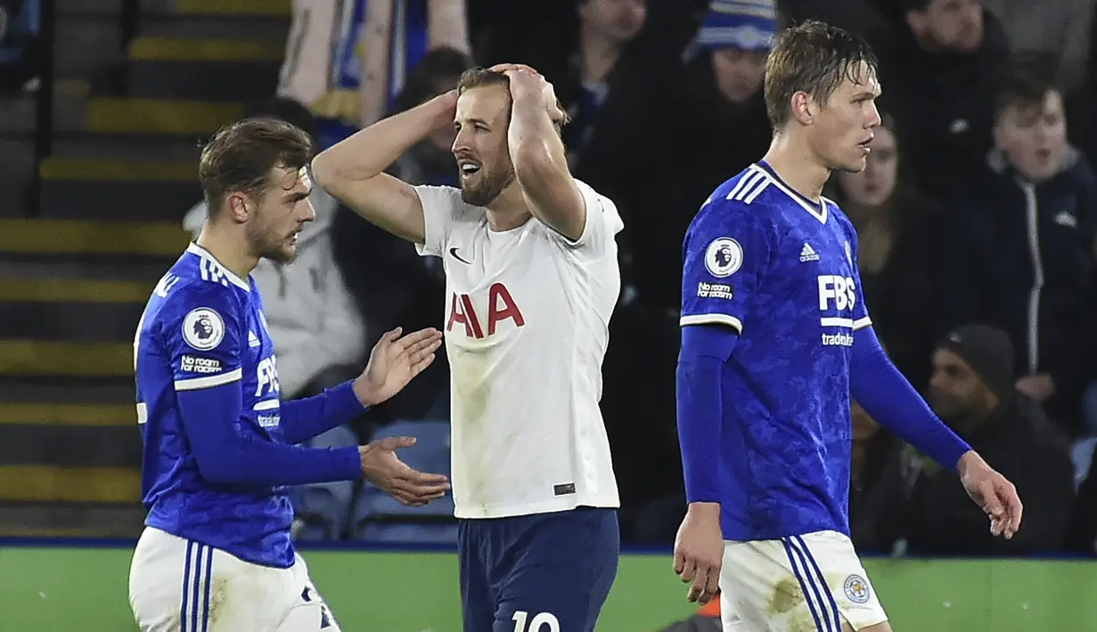Hingga masa injury time, Harry Kane dan kawan-kawan di ambang kekalahan karena masih tertinggal 1-2. (AP/Rui Vieira)